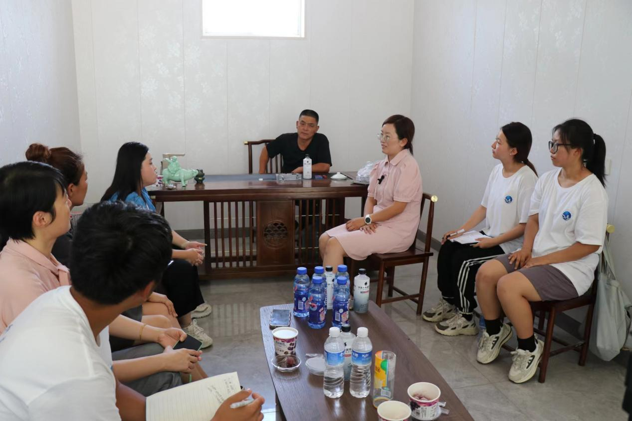 图为团队成员与上坡头村村支书赵庆云、 河北千鲟农业发展有限公司负责人赵梓萌交流 王双源 摄