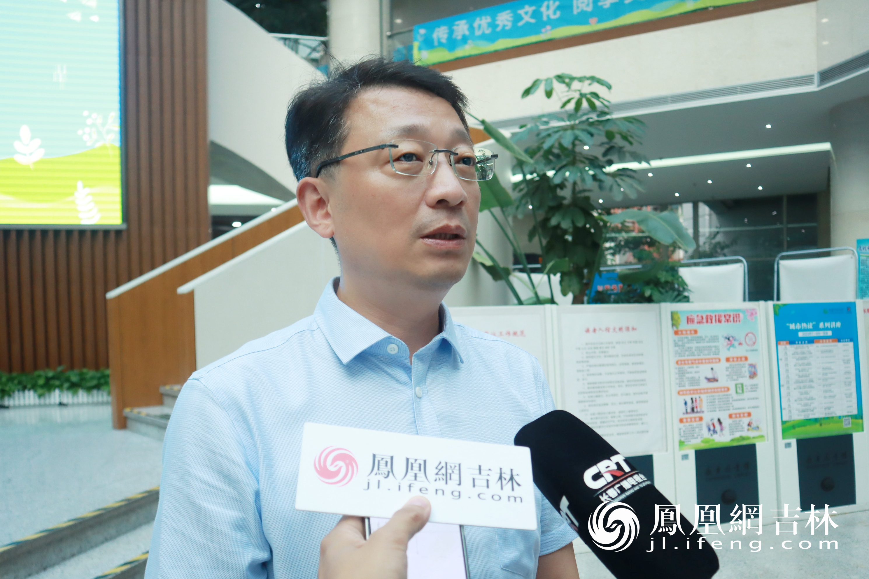 长春市图书馆党委书记、馆长金勇接受媒体采访。 凤凰网吉林 龙晓宁摄