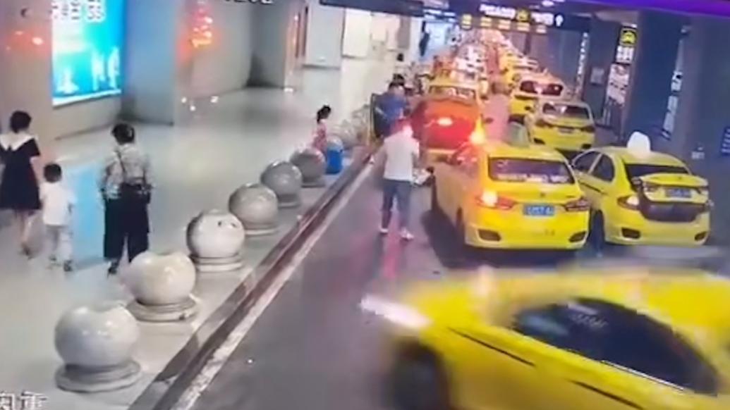 重庆北站出租车冲上人行道致2名行人受伤，驾驶员已被控制