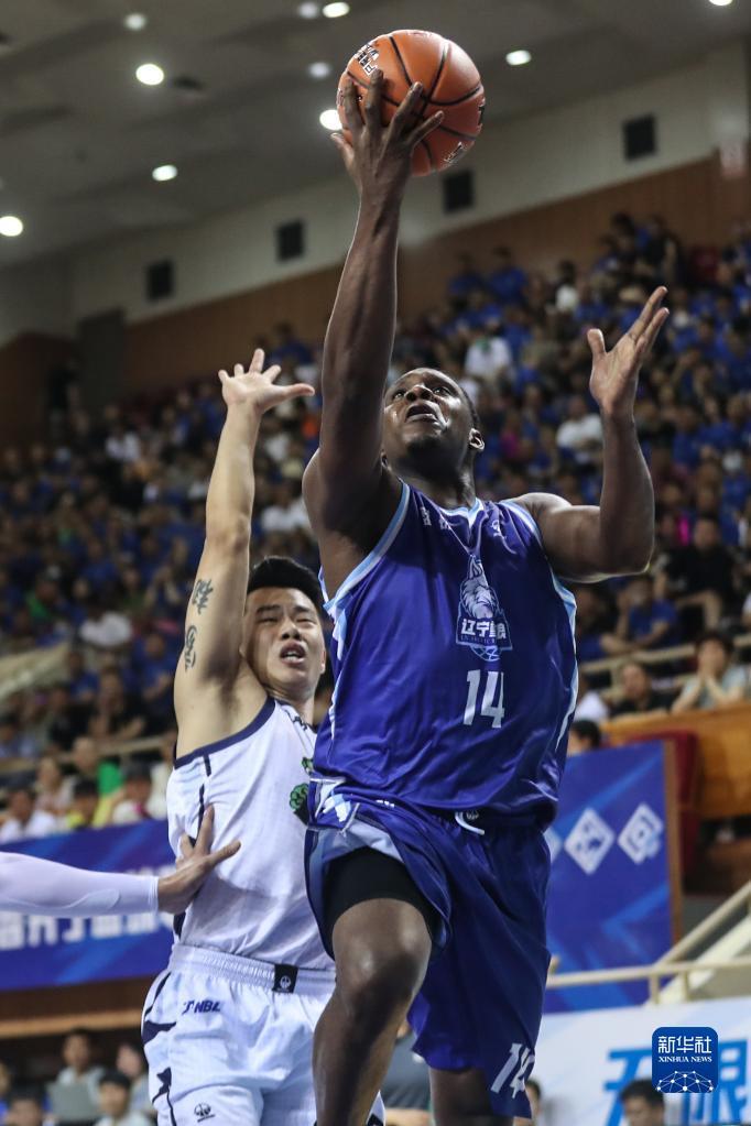 7月9日，辽宁益胜队球员哈德森（右）在比赛中上篮。新华社记者 潘昱龙 摄