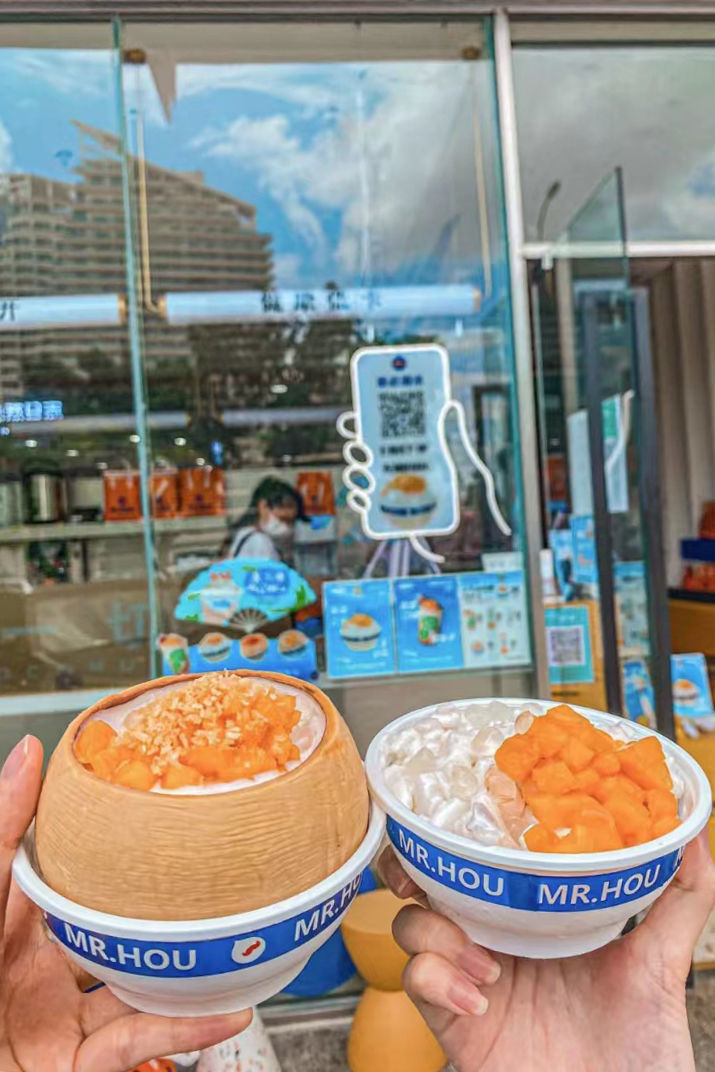 在三亞街頭，椰子甜品很常見。攝影/叁月符符