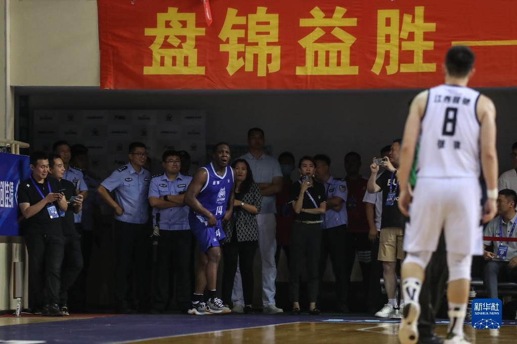 7月9日，辽宁益胜队球员哈德森（左六）在比赛中对判罚表示不满。新华社记者 潘昱龙 摄