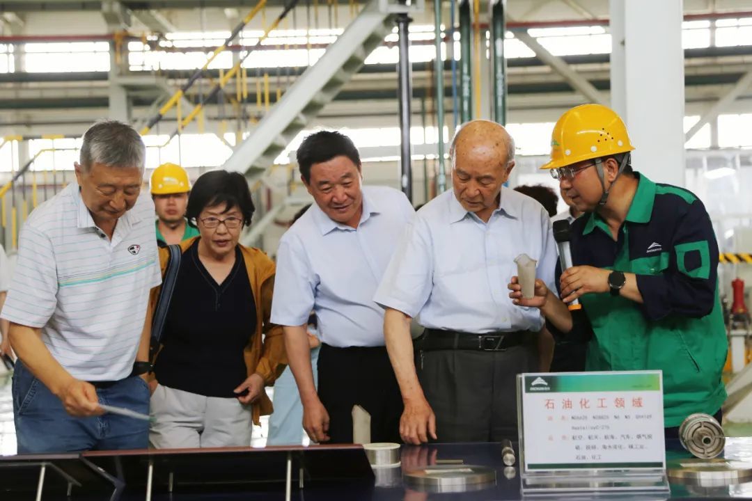 老领导们在镍合金公司查看镍带产品 王肃涵 摄