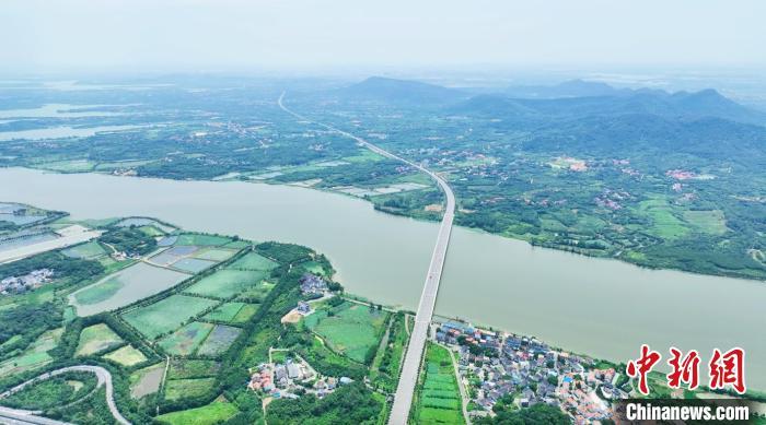 大集至索河嵩阳公路形成了一条乡村旅游经济带 吴淘淘 摄