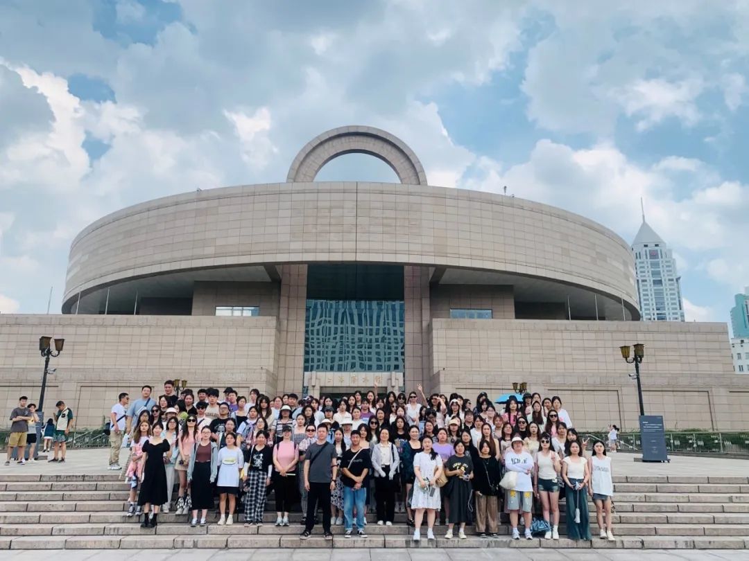 视觉传达设计师生参观上海博物馆合影留念