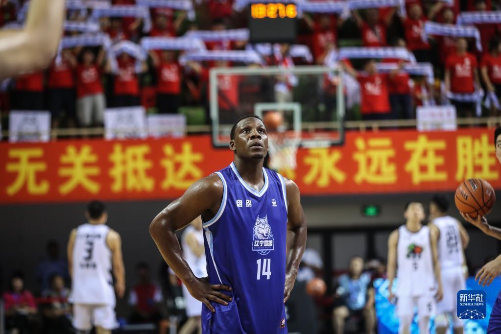 7月9日，辽宁益胜队球员哈德森赛前观看关于自己职业生涯的影片。新华社记者 潘昱龙 摄