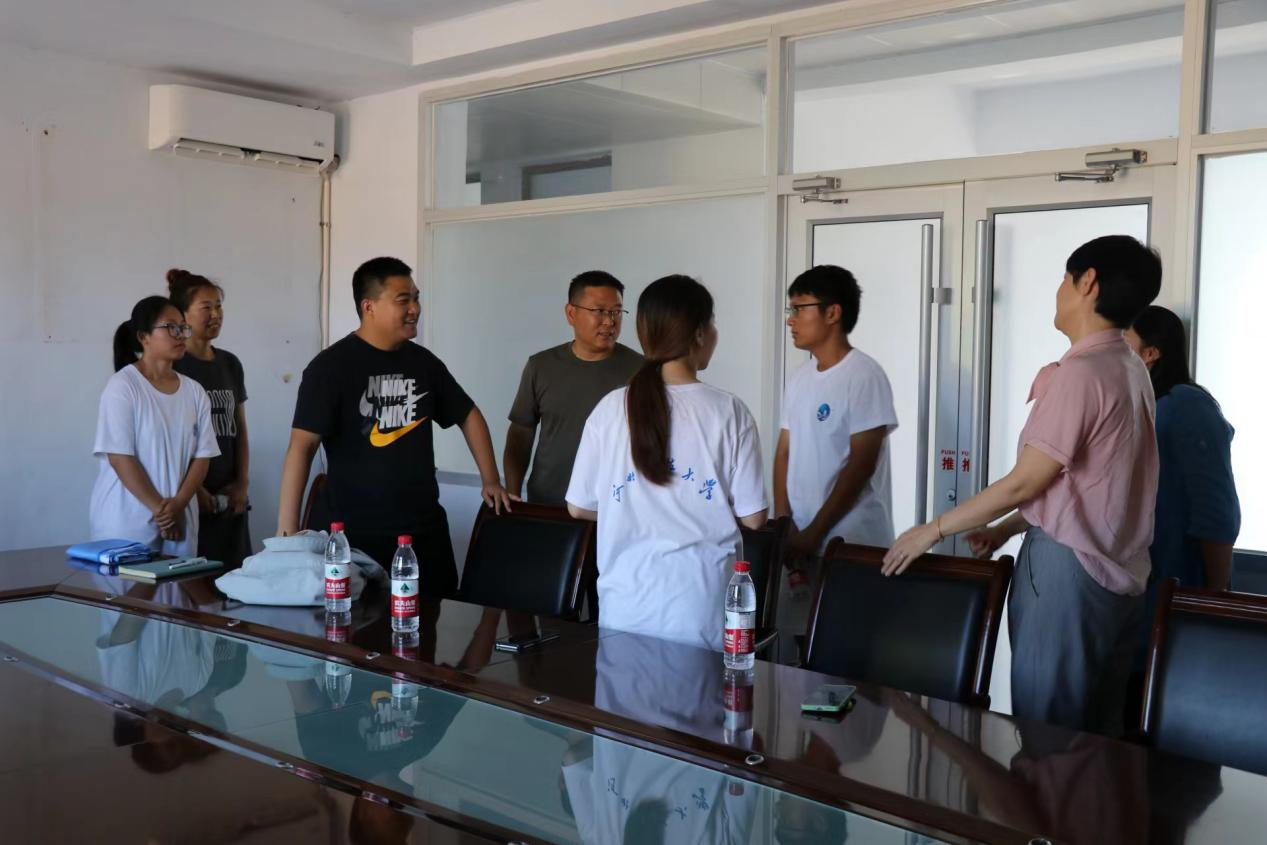 图为威州镇党委书记果晓东、镇长武锋、副书记于小晶向团队成员讲述威州镇发展情况 王紫瑄 摄
