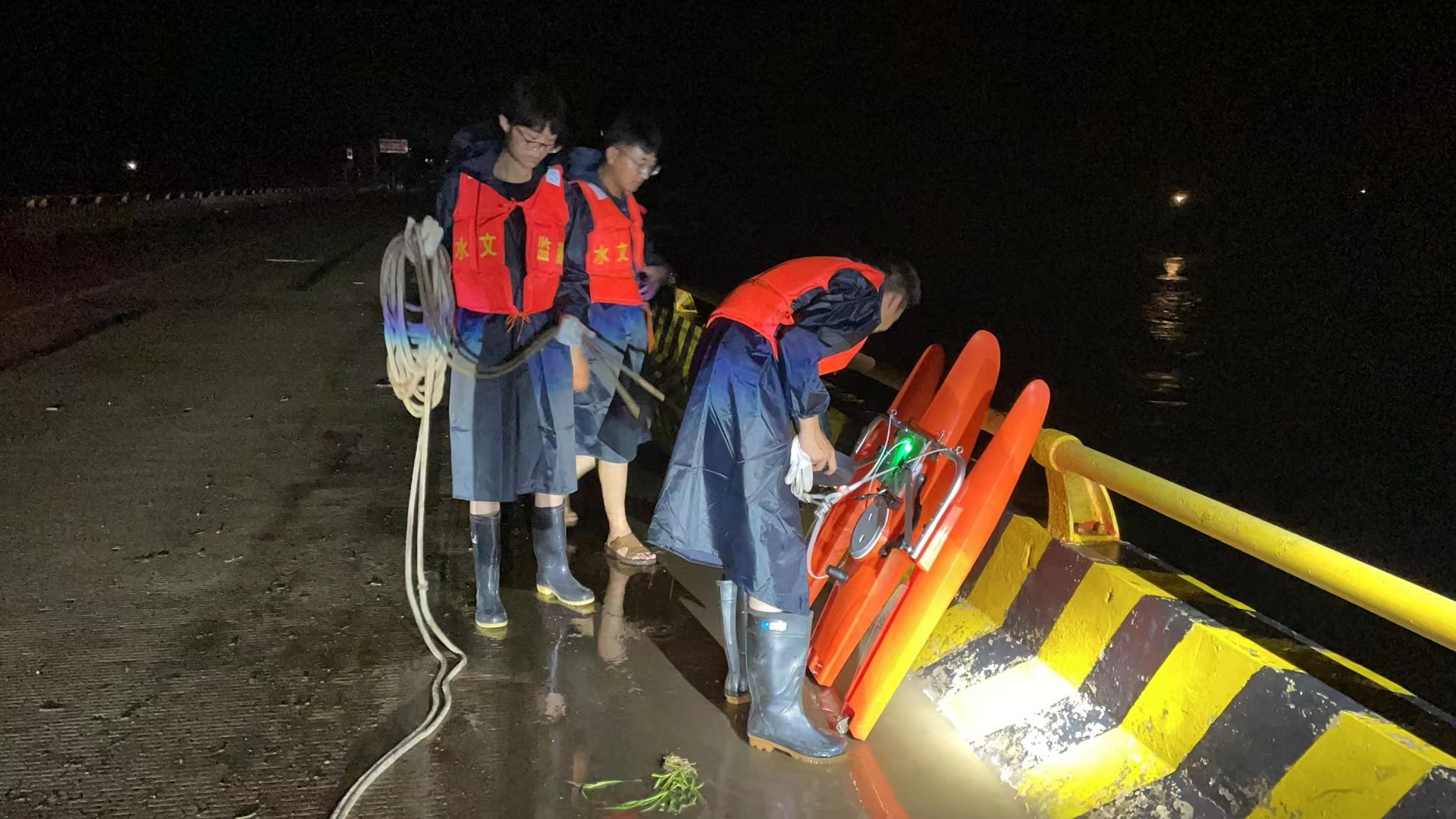 （棗莊巖馬水庫上游搶測洪峰流量 ）