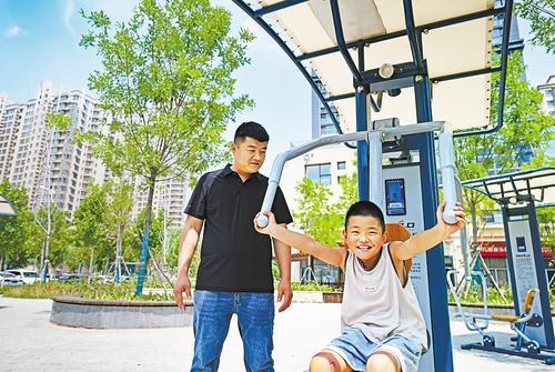 7月10日，位于沧州市永安南大道与康宁路交叉口附近的口袋公园内，市民正在使用健身器材。河北日报记者 张昊摄