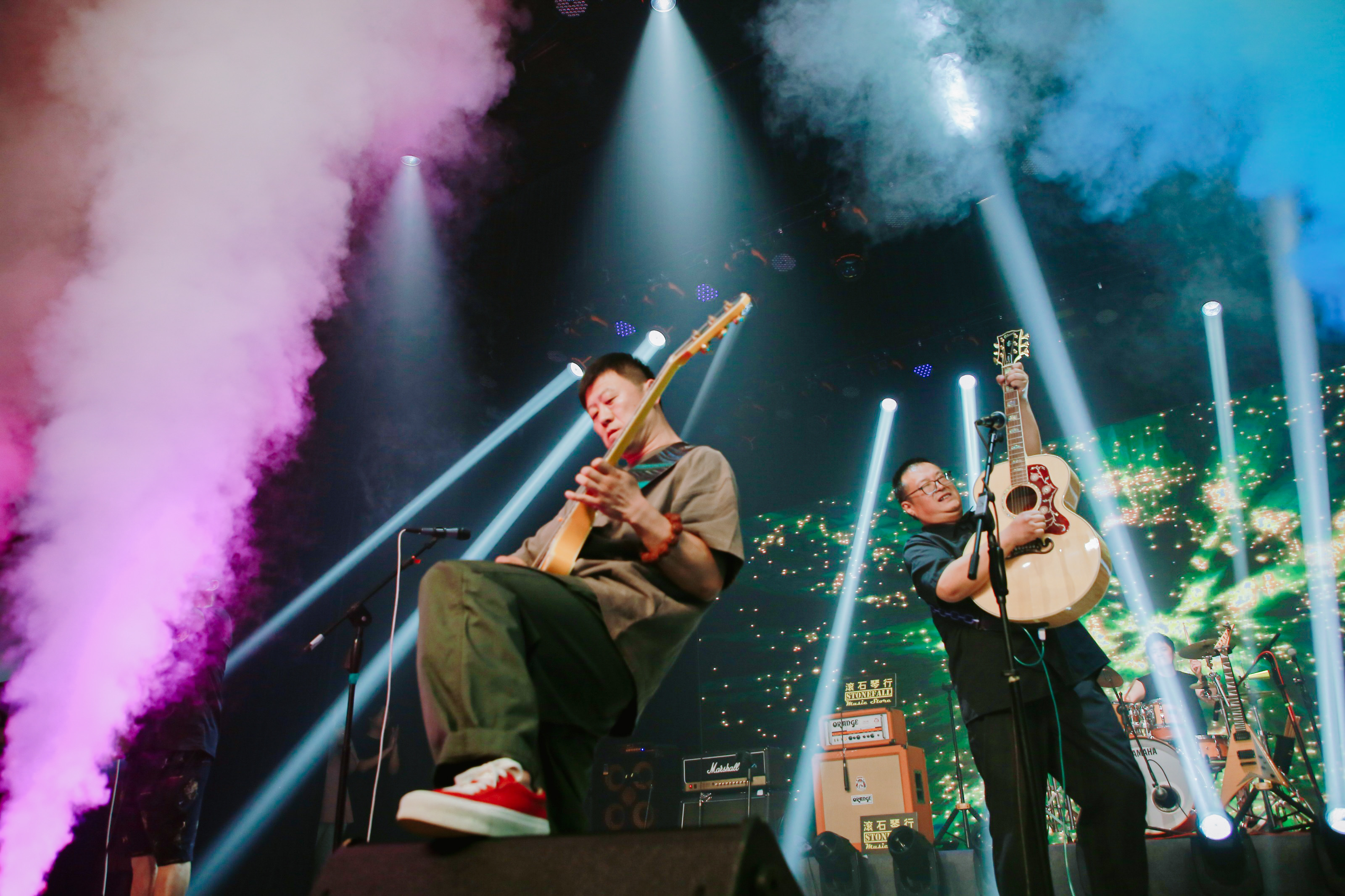 汪峰御用吉他手胡晨知名声乐导师许一鸣倾情助阵滚石二十周年音乐节在