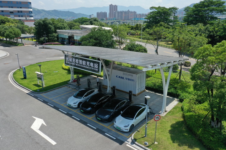 这是2022年6月24日在宁德时代新能源科技股份有限公司科技大楼前拍摄的光储充检智能充电站（无人机照片）。新华社记者 林善传 摄