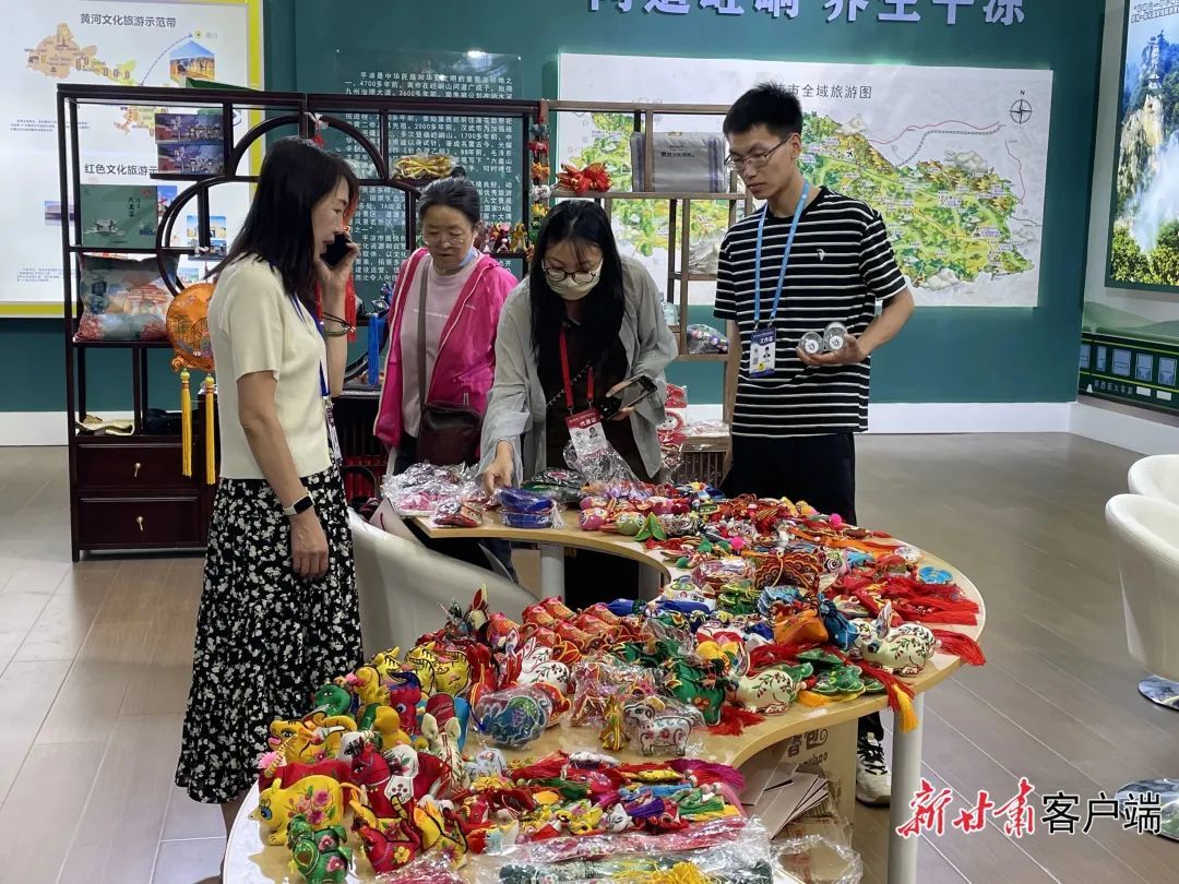 兰洽会期间,客商正在了解文旅产业民俗工艺品。(新甘肃·每日甘肃网记者 王梓懿 摄)