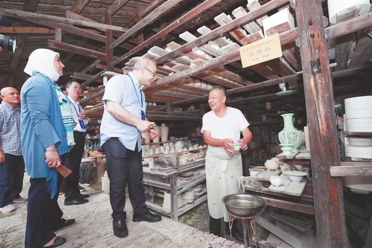 六月十七日，驻华使节在陶阳里御窑景区明清窑作群了解传统手工制瓷技艺。