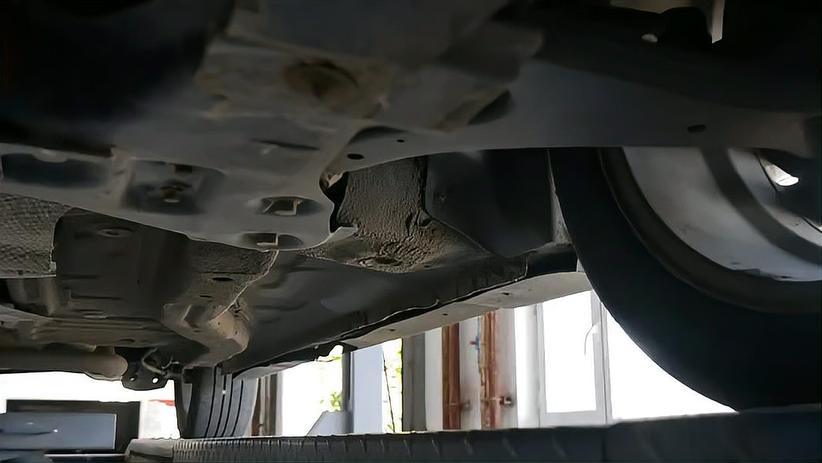 启辰大V底盘生锈，新车1年不到5000公里，这正常吗？