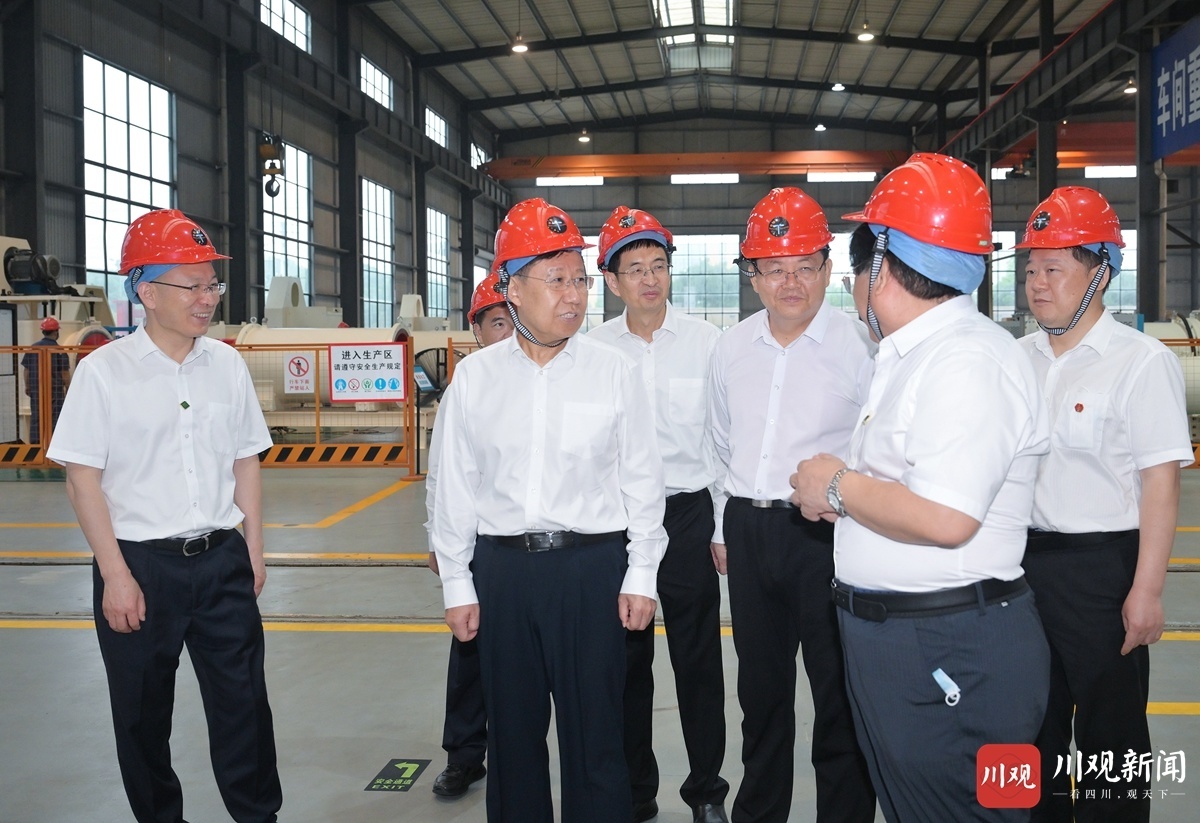 7月12日，省委书记王晓晖到四川瑞驰拓维机械制造公司调研，了解企业科研创新、成果转化、生产销售和推广应用等情况。