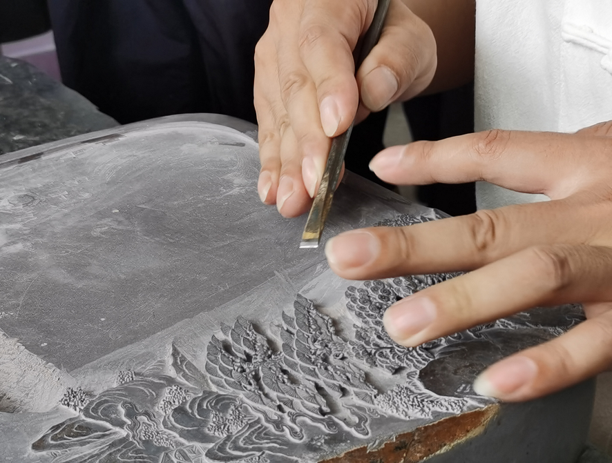 国家级非遗项目石城砚制作技艺传承人江小坤正在制作砚台（李梦丽 摄）