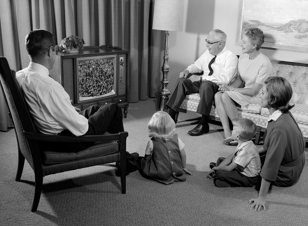 60年代，美国家庭在看电视。