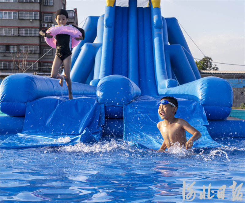 7月8日，孩子们在邯郸市复兴区户村镇林村水上乐园戏水游玩。