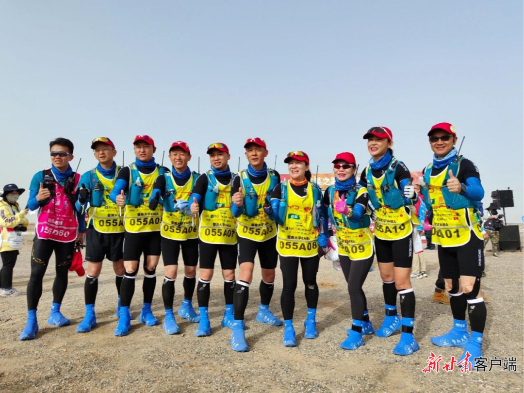 参赛队员正在合影(瓜州县融媒体中心供图)