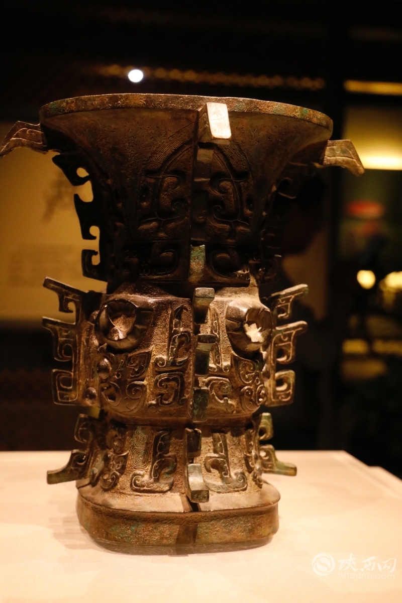 一件豪华典雅祭祀先祖的青铜礼器,因其内底铭文出现最早的中国一词