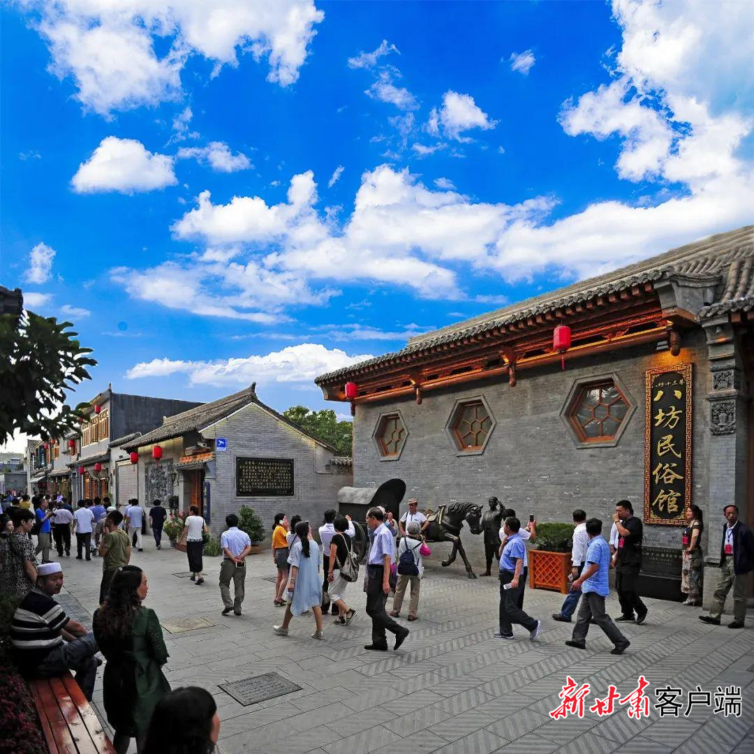 临夏市八坊十三巷内游客如织(临夏市融媒体中心供图)