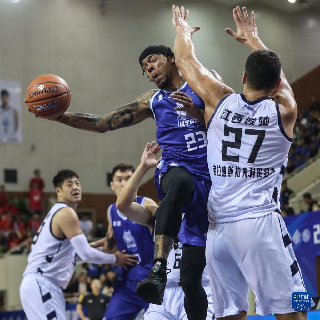 7月9日，辽宁益胜队球员洛夫顿（右二）在比赛中上篮。新华社记者 潘昱龙 摄