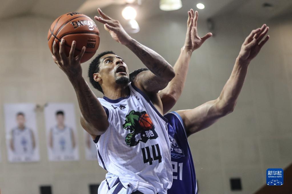 7月9日，江西赣驰队球员加里纳特（左）在比赛中上篮。新华社记者 潘昱龙 摄