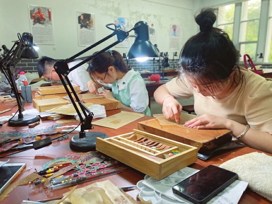 图为皮影大师工作室学生学习雕刻皮影（张建益 郭晓星 摄）