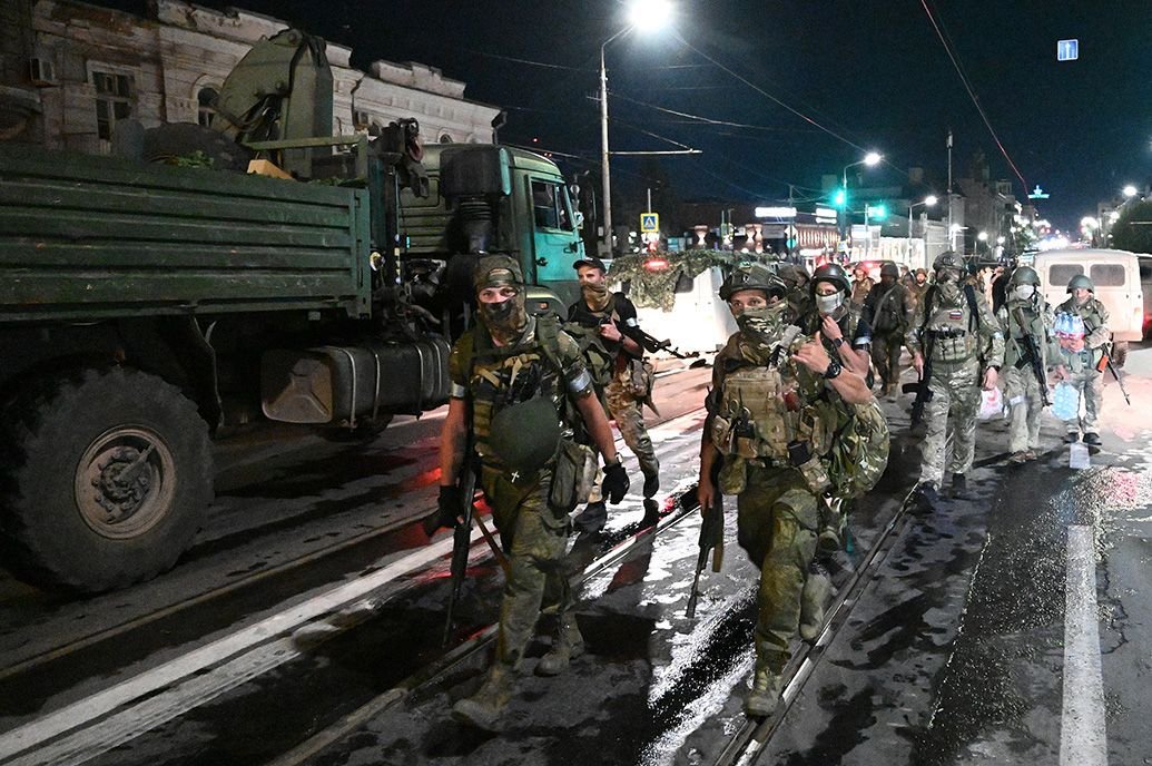 圖為6月24日“瓦格納”離開羅斯托夫南部軍區(qū)總部和附近地區(qū)