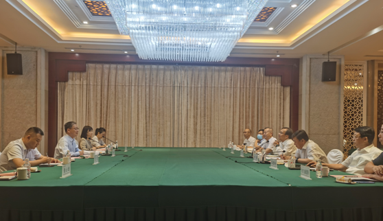 中国进出口银行河北省分行党委书记梅建平与沧州市市长向辉举行工作座谈