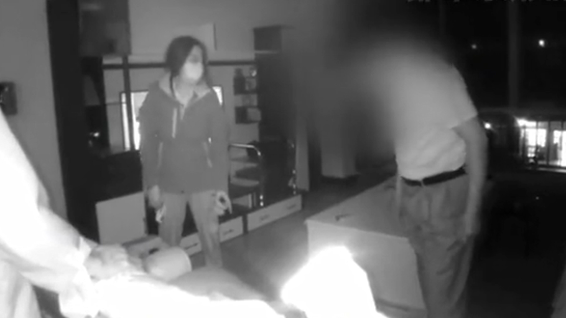 云南一男子报警称家里全是飞虫，民警到场秒懂：吃菌子中毒了