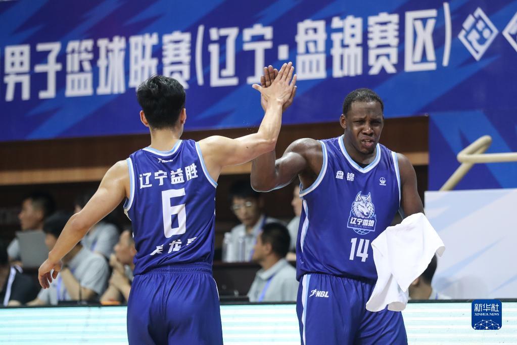 7月9日，辽宁益胜队球员哈德森（右）与队友吴龙昊击掌庆祝。新华社记者 潘昱龙 摄