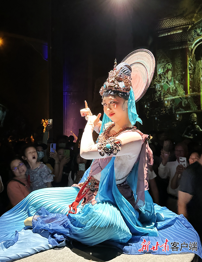 观众在行走中观看《乐动敦煌》 新甘肃·甘肃日报记者 董文龙 摄