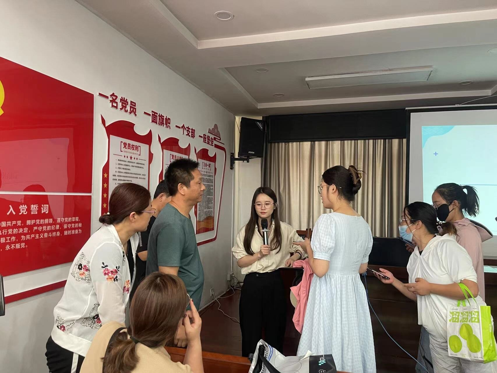 学员和培训师一起探讨致富的方法