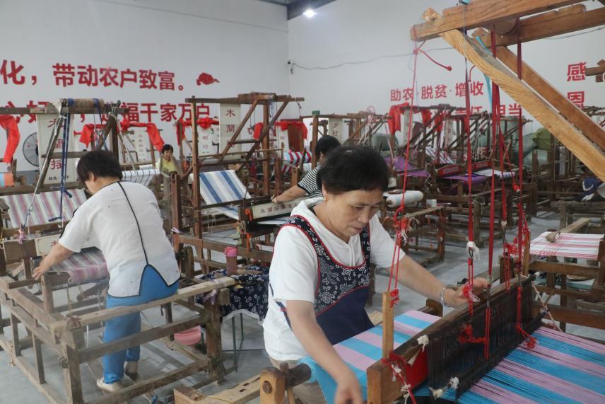 (木兰摇中正在织布的织娘)