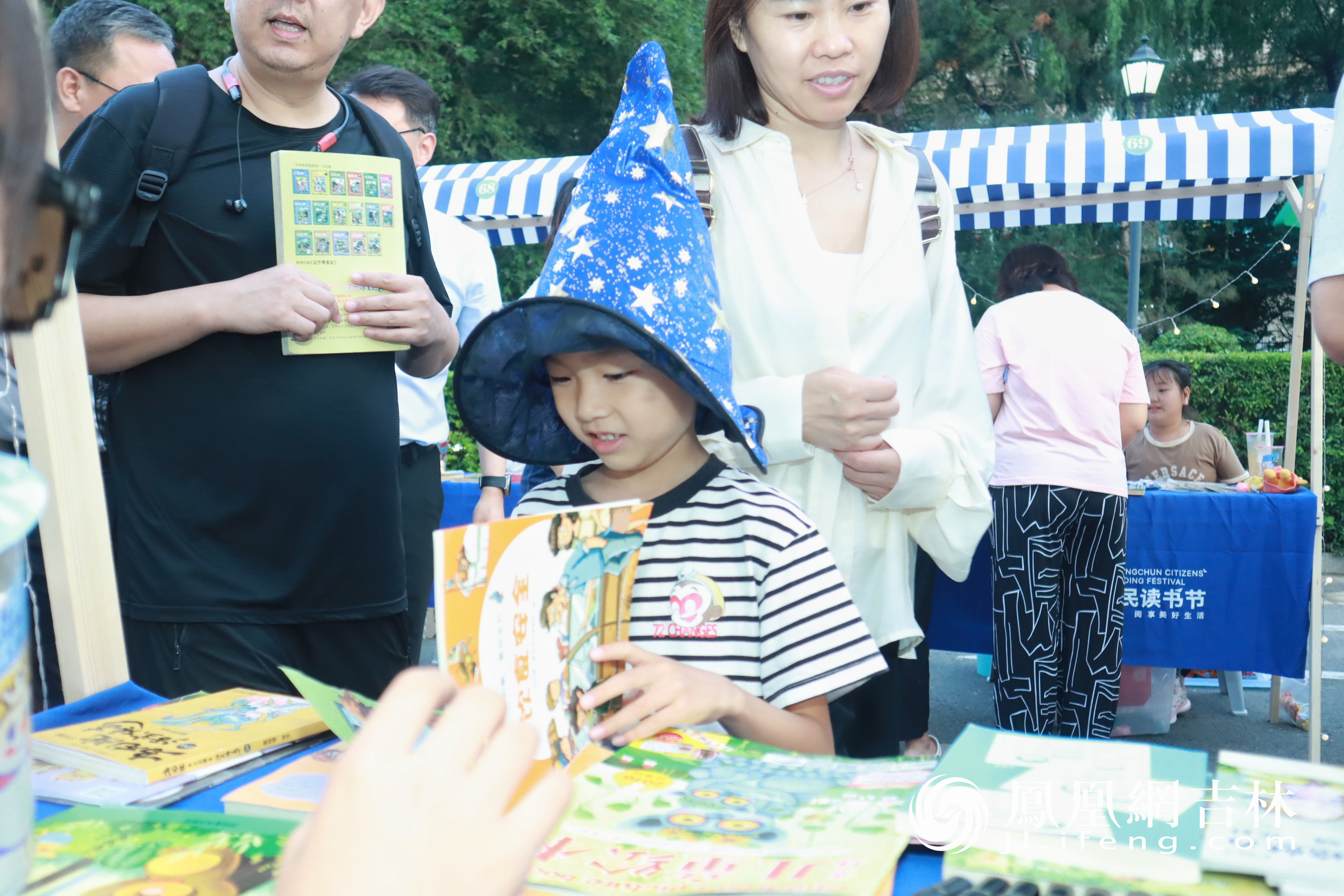 “换书大集”上家长和小朋友选书换书。 凤凰网吉林 龙晓宁摄