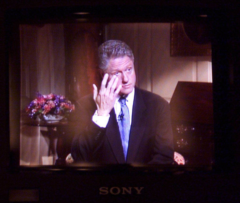 1998年8月17日，克林顿向全国发表道歉讲话，公开承认他和莱温斯基有不恰当的关系。