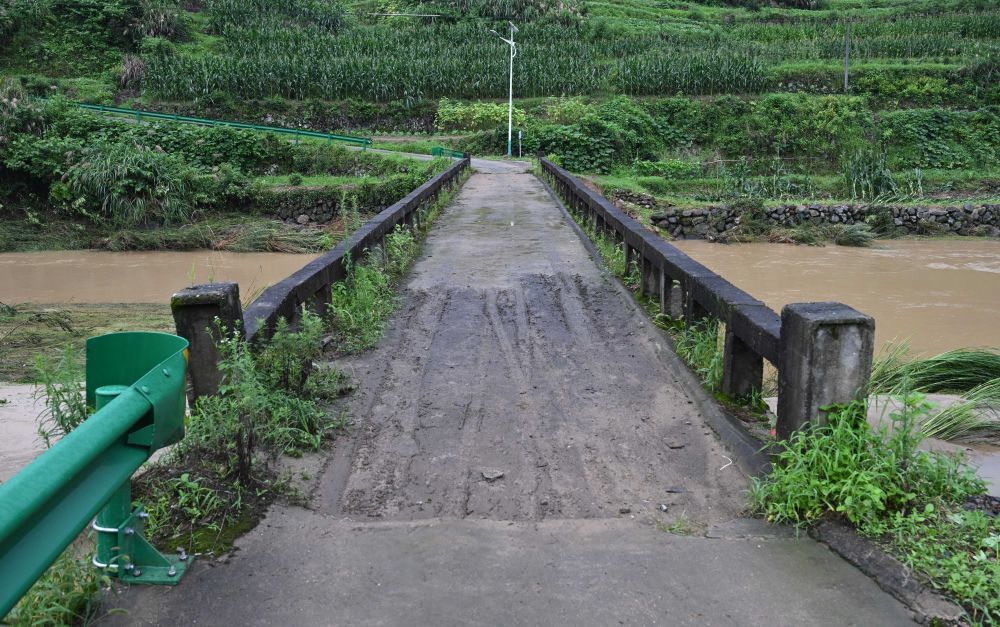 7月9日拍摄的太湖县牛镇镇同义村王屋组石桥，桥上还留有洪水漫桥时的痕迹。新华社记者周牧 摄