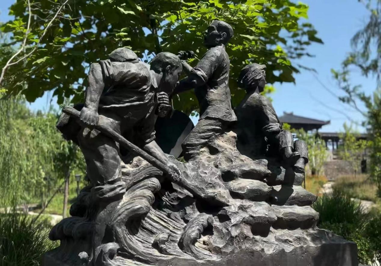 图为井陉县龙王山公园纪念抗洪的雕塑 康梓宸 摄