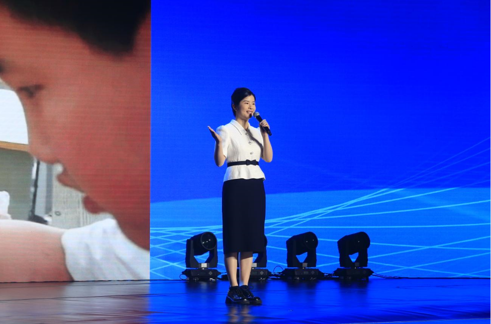 桃园路小学教师王婵以《闪光的泥土,闪耀的我们》为题进行交流分享