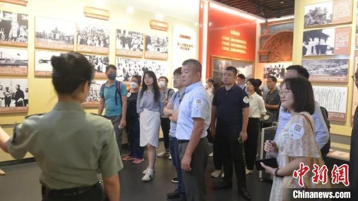 香港中企协会组织会员企业赴驻港部队展览中心参观