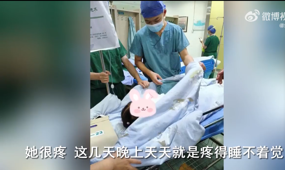 熊孩子推人至骨折 家长竟带娃开溜