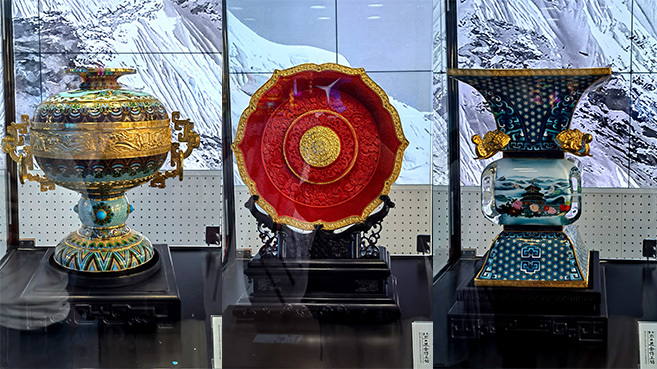 （北京工美金作工坊的“一带一路”国家元首礼、夫人礼实物现场展览）