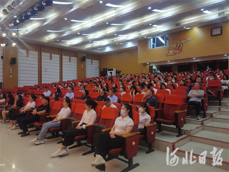 7月12日上午，石家庄市理论宣讲骨干集中巡讲首场报告会在石家庄市新华区文体中心举办。图为报告会现场。河北日报记者董昌摄