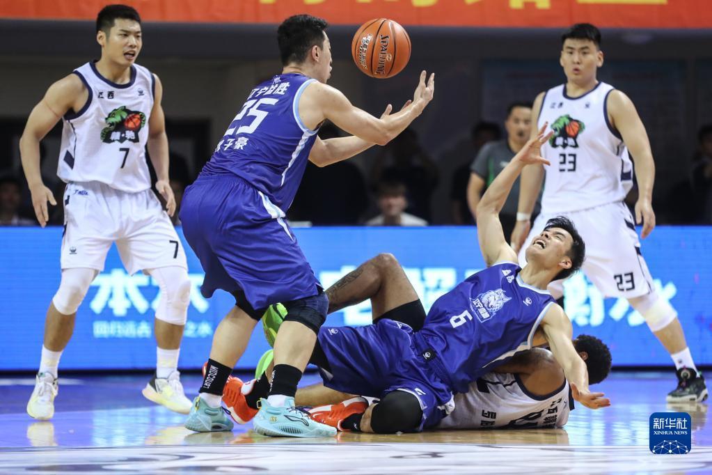 7月9日，辽宁益胜队球员吴龙昊（右前）在比赛中倒地拼抢。新华社记者 潘昱龙 摄
