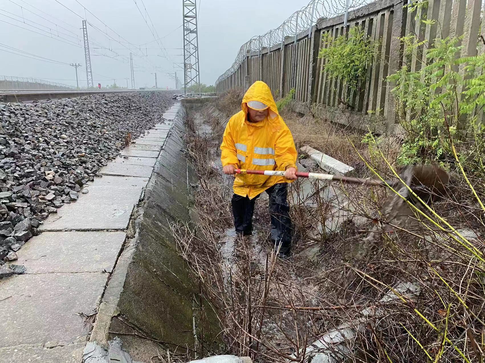 暴雨来袭!1300名铁路工人闻讯而动保障运输畅通