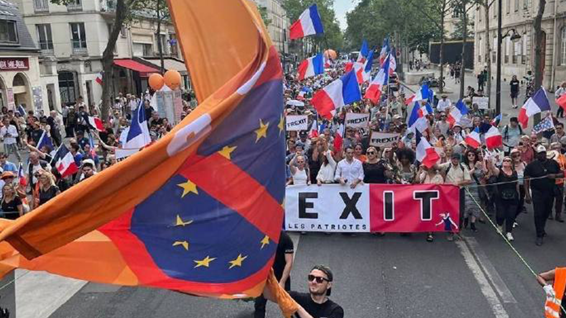英国脱欧完法国脱法国街头爆发抗议撕毁欧盟旗帜要求退出欧盟