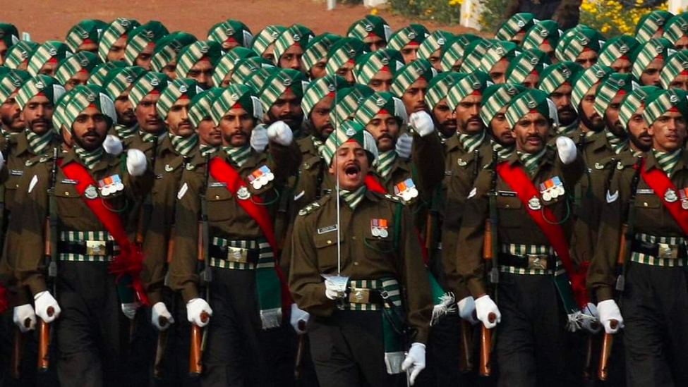 印度三军仪仗队巴黎街头彩排，再现“180度甩手”名场面