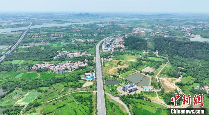 道路两侧风景秀美，屋舍俨然 吴淘淘 摄