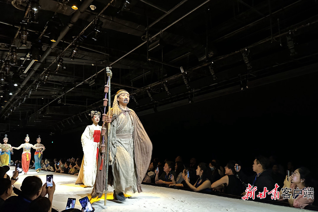 大型室内情景体验剧《又见敦煌》演出现场 新甘肃·甘肃日报记者 董文龙 摄